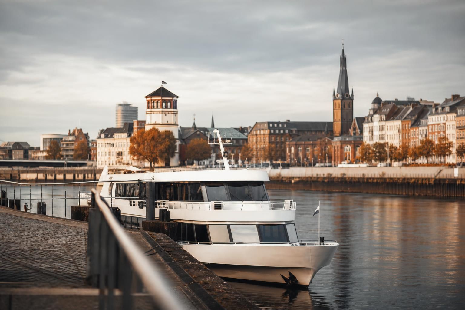 Ausflugsschiff am Burgplatz auf dem Rhein
