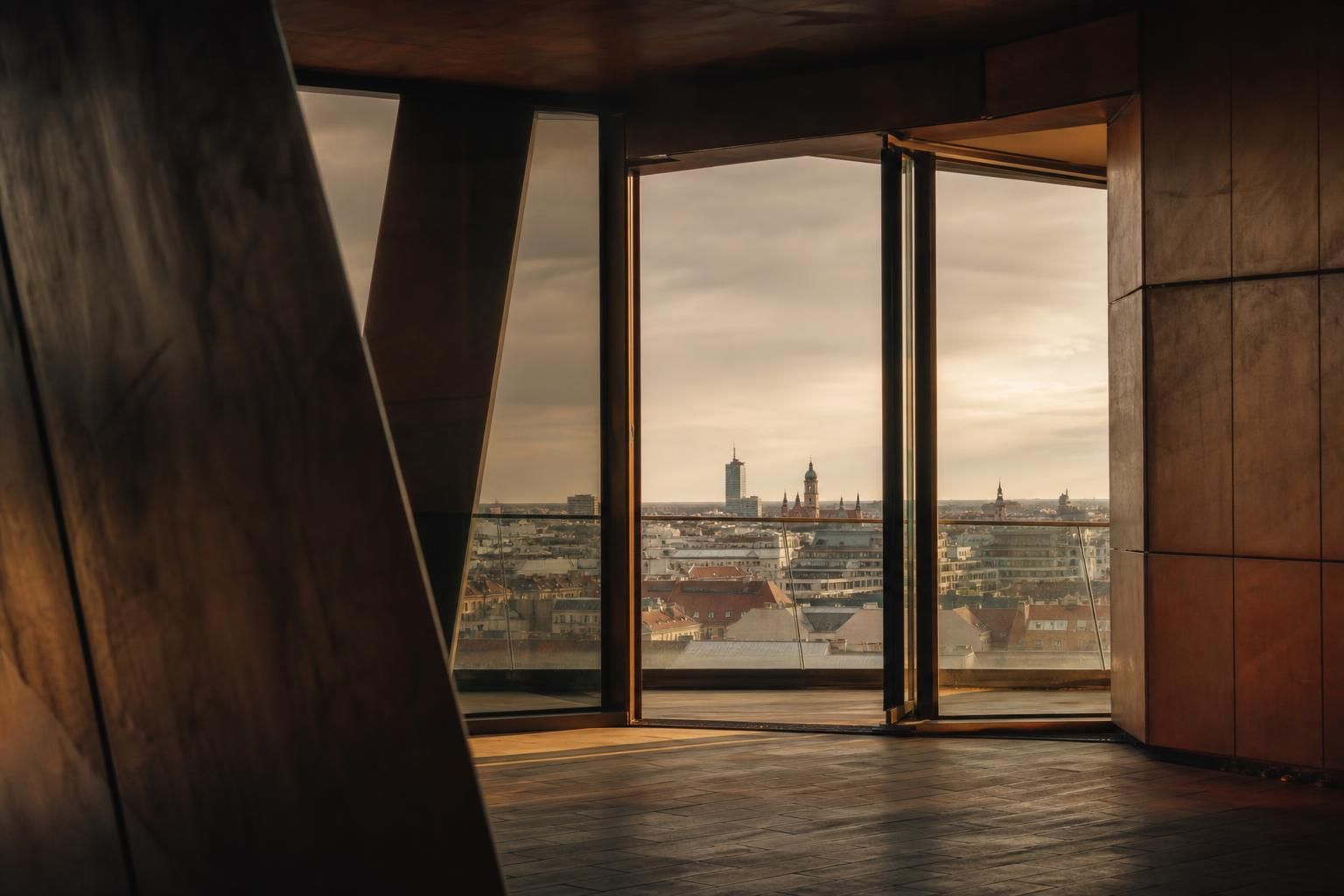 Aussicht über Dächer am City-Hochhaus