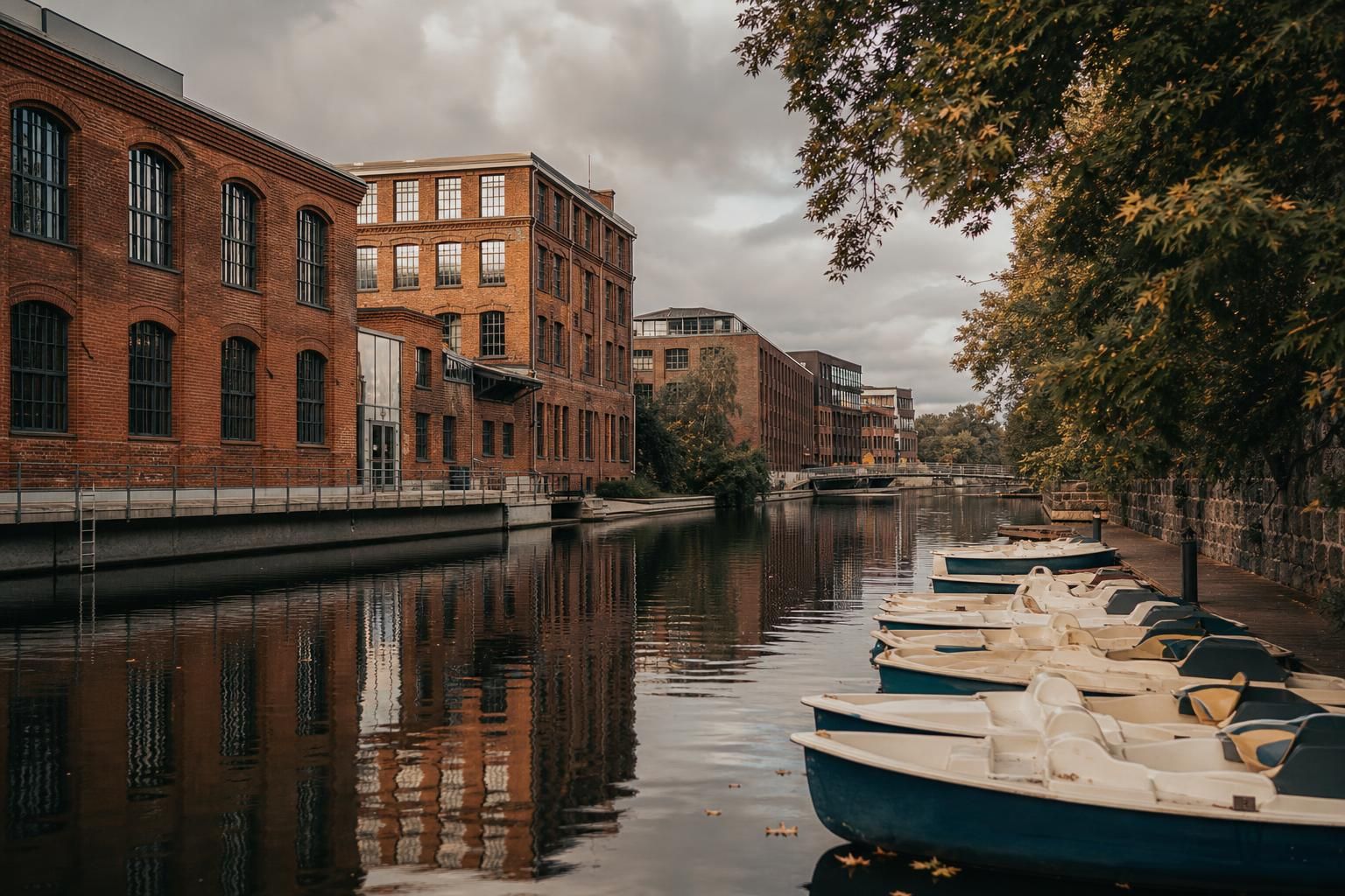 Karl-Heine-Kanal mit Backsteinbauten
