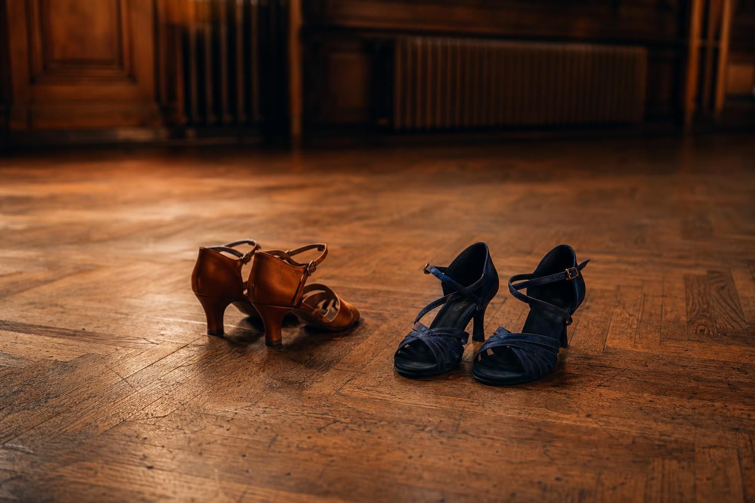 Zwei Paar Tanzschuhe auf einem alten Parkettboden
