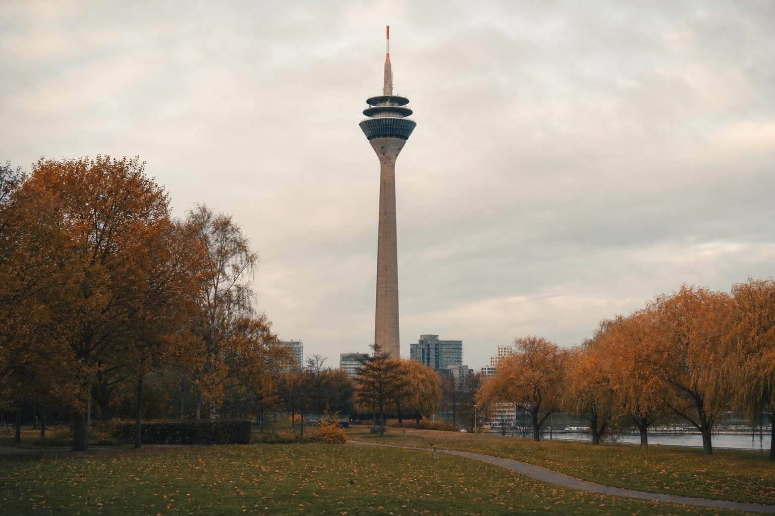 Eingang zum Florianturm im Herbst